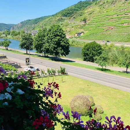 לינה וארוחת בוקר Weinbergs Loge 4*