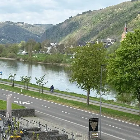 לינה וארוחת בוקר Weinbergs Loge 4*