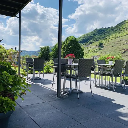 לינה וארוחת בוקר Weinbergs Loge 4*