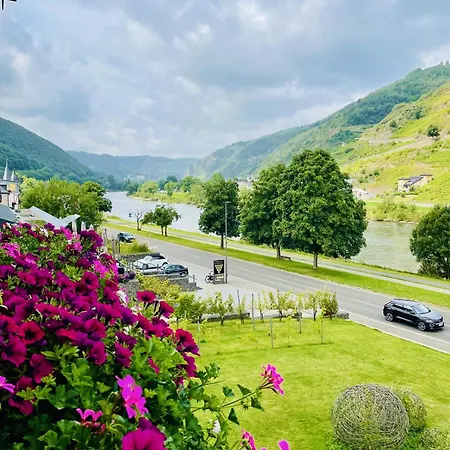 לינה וארוחת בוקר Weinbergs Loge 4*