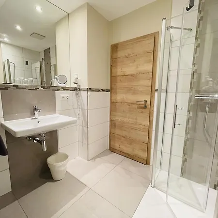 לינה וארוחת בוקר Weinbergs Loge 4*