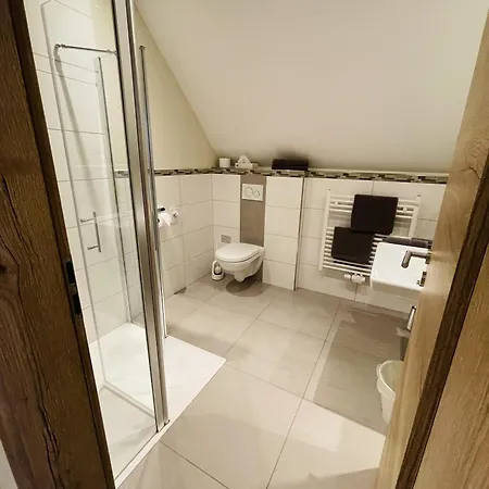 לינה וארוחת בוקר Weinbergs Loge 4*