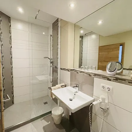 לינה וארוחת בוקר Weinbergs Loge 4*