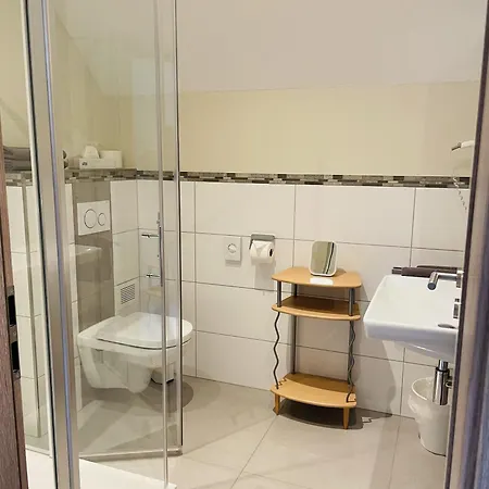 לינה וארוחת בוקר Weinbergs Loge 4*