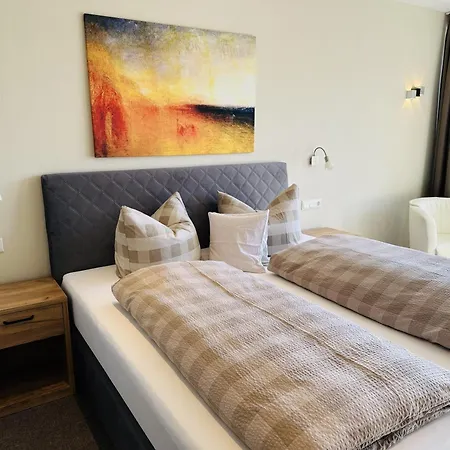 לינה וארוחת בוקר Weinbergs Loge 4*