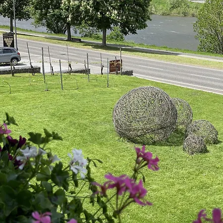 לינה וארוחת בוקר Weinbergs Loge 4*